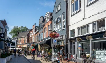 Twee medewerkers van Resto vanHarte in Enschede - Uit in Enschede