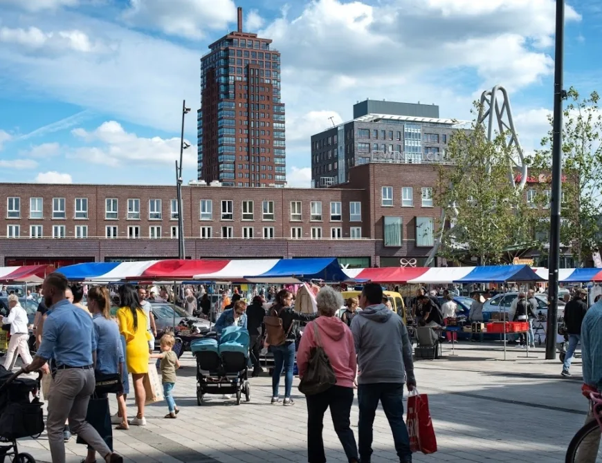 Der hellblaue Stand von Romy's Vis am H.J. van Heekplein in Enschede - Uit in Enschede