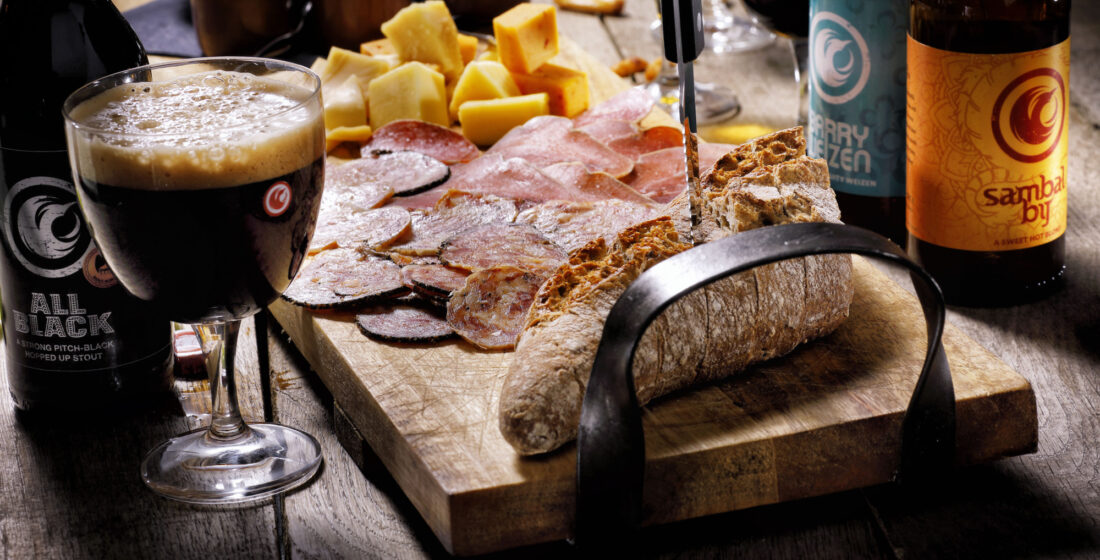 Borrelplank van Stanislaus Brewskovitch in Enschede. - Uit in Enschede